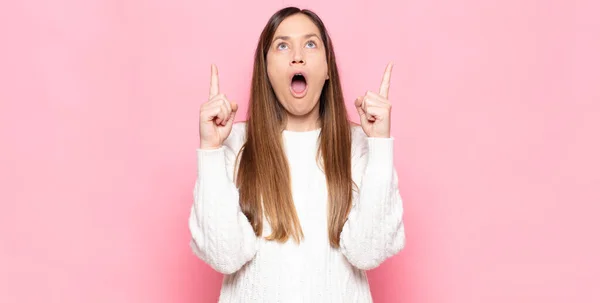 Young Pretty Woman Looking Shocked Amazed Open Mouthed Pointing Upwards — Stock Photo, Image