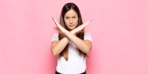 年轻漂亮的女人看起来很生气 厌倦了你的态度 说的够了 两手交叉在前面 叫你住手 — 图库照片