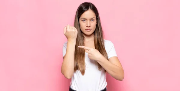 Giovane Bella Donna Guardando Impaziente Arrabbiato Indicando Orologio Chiedendo Puntualità — Foto Stock