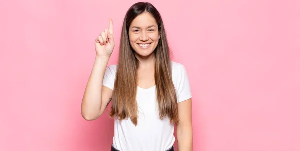 Junge Hübsche Frau Lächelt Fröhlich Und Glücklich Und Zeigt Mit — Stockfoto