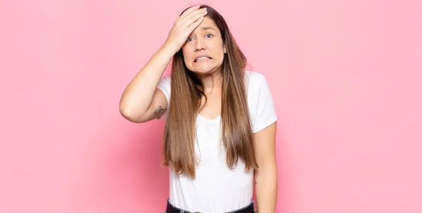 Giovane Bella Donna Nel Panico Una Scadenza Dimenticata Sensazione Stress — Foto Stock