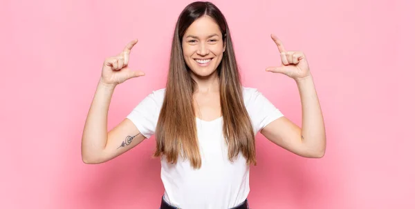 Joven Bonita Mujer Enmarcando Esbozando Propia Sonrisa Con Ambas Manos — Foto de Stock