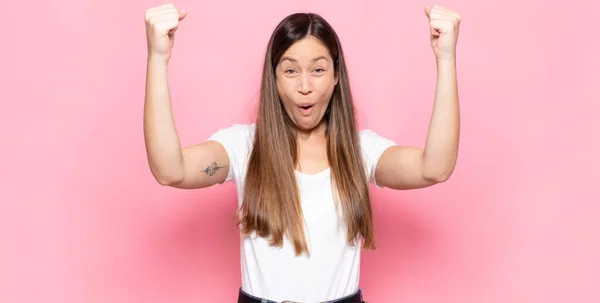 Jonge Mooie Vrouw Vieren Een Ongelooflijk Succes Als Een Winnaar — Stockfoto