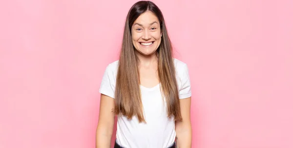 Giovane Bella Donna Guardando Felice Goffo Con Ampio Divertente Sorriso — Foto Stock