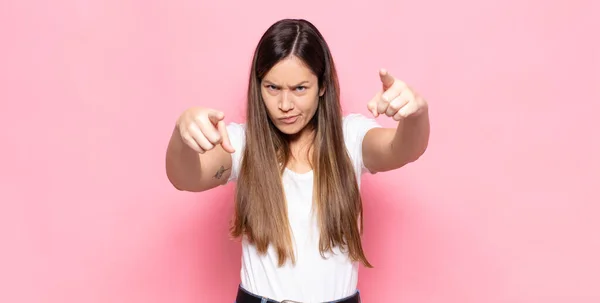 Junge Hübsche Frau Zeigt Mit Beiden Fingern Und Wütendem Gesichtsausdruck — Stockfoto