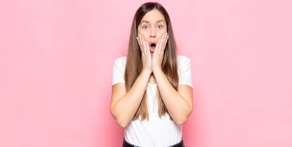 Jong Mooi Vrouw Gevoel Geschokt Bang Kijken Doodsbang Met Open — Stockfoto