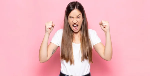 Ung Vacker Kvinna Känner Sig Glad Förvånad Och Stolt Skriker — Stockfoto