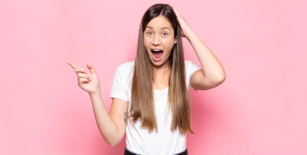 Joven Bonita Mujer Riendo Mirando Feliz Positivo Sorprendido Realizando Una —  Fotos de Stock