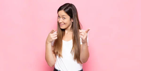 Ung Vacker Kvinna Ler Med Positiv Framgångsrik Glad Attityd Pekar — Stockfoto