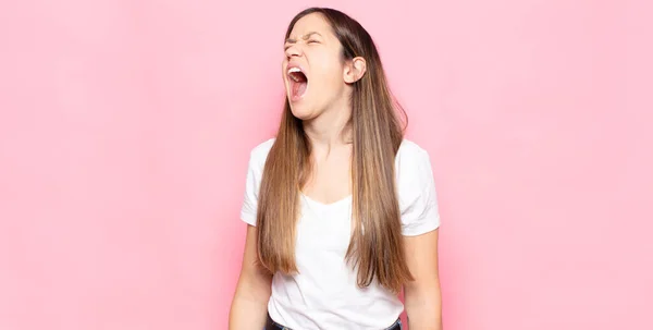 Ung Vacker Kvinna Skriker Rasande Skriker Aggressivt Ser Stressad Och — Stockfoto