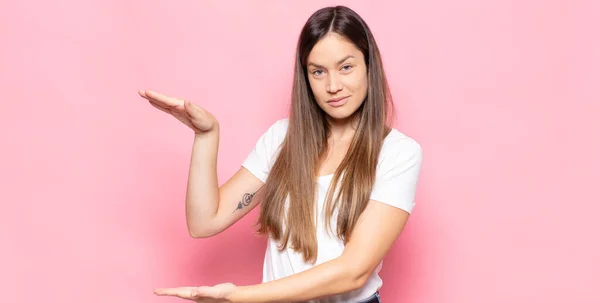 Ung Vacker Kvinna Hålla Ett Objekt Med Båda Händerna Sidan — Stockfoto