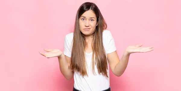 Giovane Bella Donna Sente Incapace Confuso Non Quale Scelta Opzione — Foto Stock