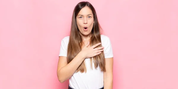 Giovane Bella Donna Sente Scioccato Sorpreso Sorridente Prendendo Cuore Felice — Foto Stock