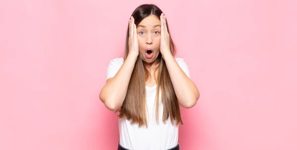 Giovane Bella Donna Guardando Spiacevolmente Scioccato Spaventato Preoccupato Bocca Spalancata — Foto Stock