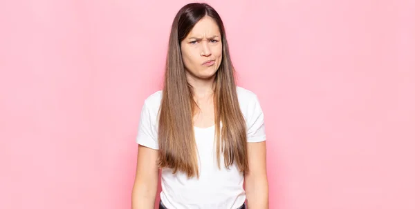 Giovane Bella Donna Sensazione Confusa Dubbia Chiedendo Cercando Scegliere Prendere — Foto Stock