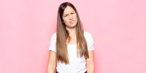 Giovane Bella Donna Sente Perplessa Confusa Con Espressione Muta Stordita — Foto Stock