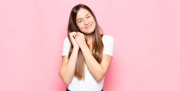 Ung Vacker Kvinna Känsla Kär Och Ser Söt Bedårande Och — Stockfoto