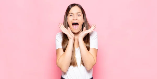 Joven Bonita Mujer Sintiéndose Sorprendido Emocionado Riendo Sorprendido Feliz Debido — Foto de Stock