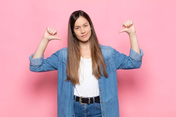 Ung Vacker Kvinna Känner Sig Stolt Arrogant Och Självsäker Ser — Stockfoto