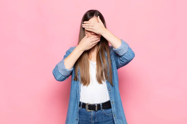 Junge Hübsche Frau Die Ihr Gesicht Mit Beiden Händen Bedeckt — Stockfoto