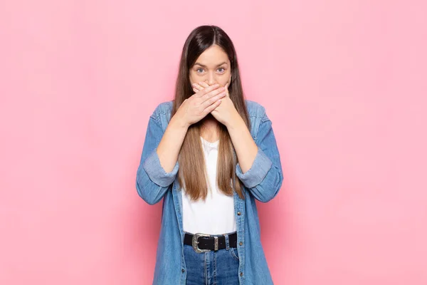 Giovane Bella Donna Che Copre Bocca Con Mani Con Espressione — Foto Stock