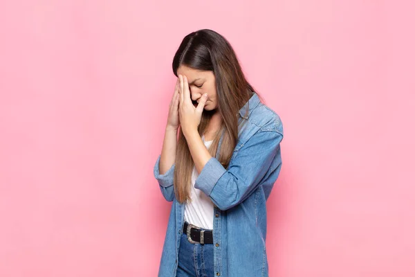 Giovane Bella Donna Che Copre Gli Occhi Con Mani Con — Foto Stock