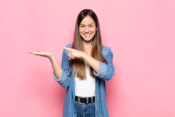 Joven Bonita Mujer Sonriendo Alegremente Apuntando Copiar Espacio Palma Mano — Foto de Stock