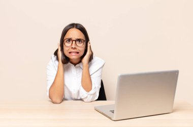 Stresli, endişeli, endişeli ya da korkmuş hissediyorum, ellerim başımda, yanlışlıkla panikliyorum.