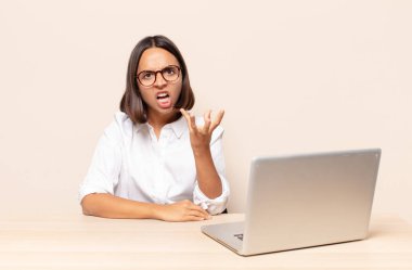 Kızgın, sinirli ve hayal kırıklığına uğramış görünüyorsun. Senin neyin var? 