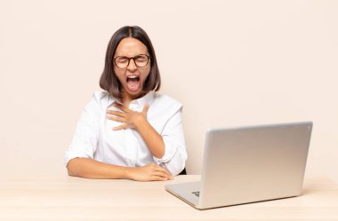 Saldırgan bir şekilde bağırmak, sinirli, sinirli, öfkeli ya da sinirli görünmek, haykırmak yok