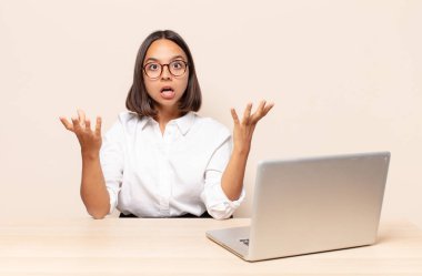 Açık sözlü ve şaşırmış, şok olmuş ve hayrete düşmüş.