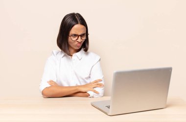 Üzgün, üzgün ya da kızgın hissediyorum ve olumsuz bir tavır takınıyorum, anlaşmazlık içinde kaşlarımı çatıyorum.