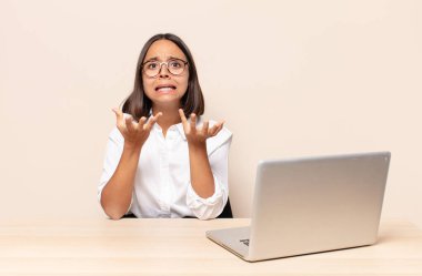 Çaresiz ve hayal kırıklığına uğramış görünüyor, stresli, mutsuz ve sinirli, bağırıyor ve çığlık atıyor