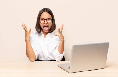 Eller havada bağırmak, öfkeli, sinirli, stresli ve üzgün hissetmek.