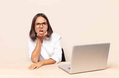 Ağzı ve gözleri açık ve elleri çenesinde, nahoş bir şekilde şokta, ne diyor ya da vay be