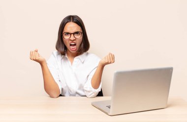 Kızgın bir ifadeyle saldırganca bağırmak ya da başarıyı kutlayan yumruklarla.