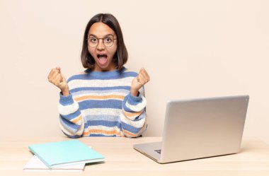 Şok oldum, heyecanlandım ve mutluyum, gülüyorum ve başarıyı kutluyorum,!