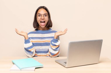 Mutlu, heyecanlı, şaşırmış ya da şok olmuş, gülümseyen ve hayrete düşmüş.