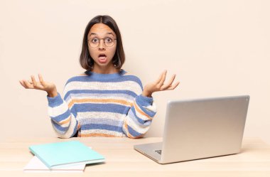 Açık sözlü ve şaşırmış, şok olmuş ve hayrete düşmüş.