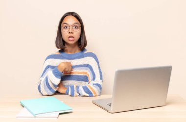 Şok olmuş ve şaşırmış bir halde, ağzı açık, kendini işaret eden.