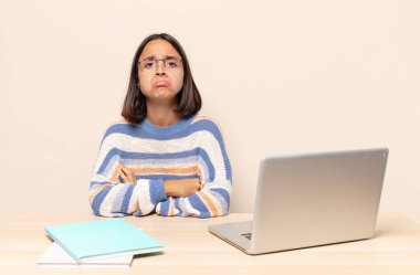 Üzgün ve mızmız hissediyorum, mutsuz bir bakışla, olumsuz ve hayal kırıklığına uğramış bir tavırla ağlıyorum.