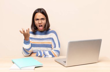 Kızgın, sinirli ve hayal kırıklığına uğramış görünüyorsun. Senin neyin var? 