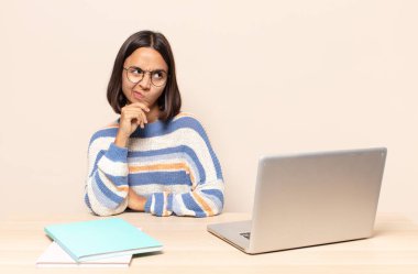 Düşünmek, düşünmek ve şaşırmak, farklı seçeneklerle, hangi kararı vereceğimi merak etmek.