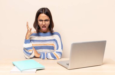 Eller havada bağırmak, öfkeli, sinirli, stresli ve üzgün hissetmek.