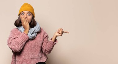 Genç bir kadın stresli, endişeli, yorgun ve hayal kırıklığına uğramış, gömleğini çekmiş, sıkıntılı görünüyor.