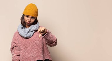 Genç bir kadın yorgun, sıkıcı ve can sıkıcı bir görevden sonra sıkılmış, hayal kırıklığına uğramış ve uykulu hisseder.