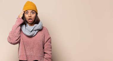 Genç bir kadın elleri havada bağırıyor, öfkeli, sinirli, stresli ve üzgün.