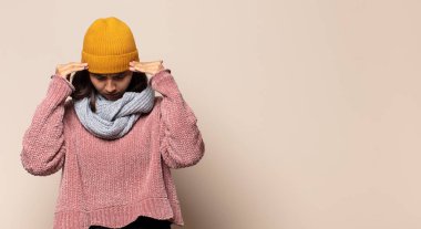 Genç bir kadın beklenmedik bir sürpriz yüzünden şaşkın, heyecanlı, gülen, şaşkın ve mutlu hissediyor.