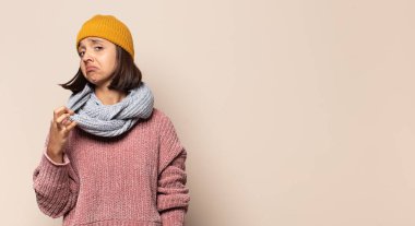 Genç kadın mutlu, kibirli, gururlu ve kendinden memnun görünüyor. Bir numara gibi hissediyor.