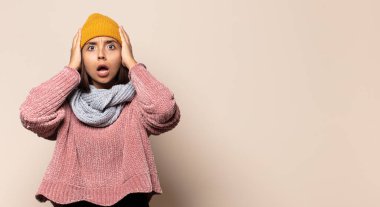 Genç bir kadın ciddi, sert, kızgın ve hoşnutsuz görünüyor.